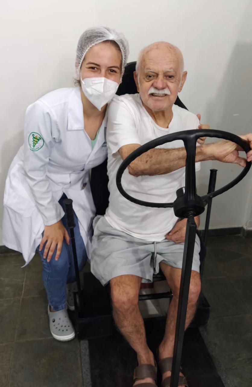 Alunos de Fisioterapia criam réplica de caminhão para ajudar a recuperação de pacientes da Clínica Escola
