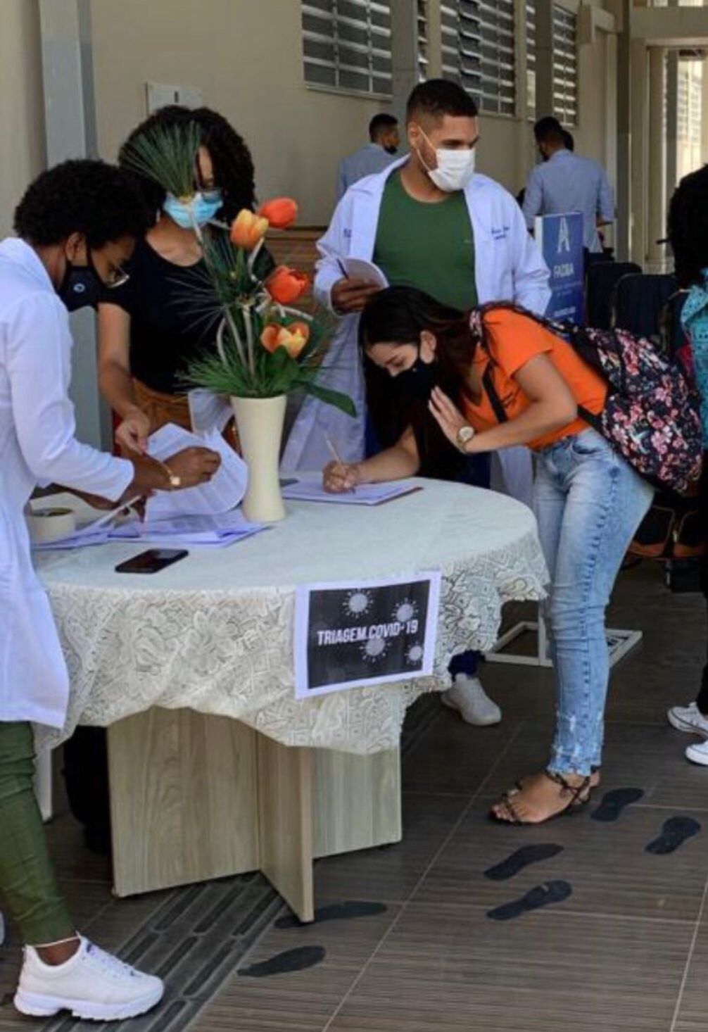 Estudantes de enfermagem realizam triagem contra a COVID-19 na Fadba