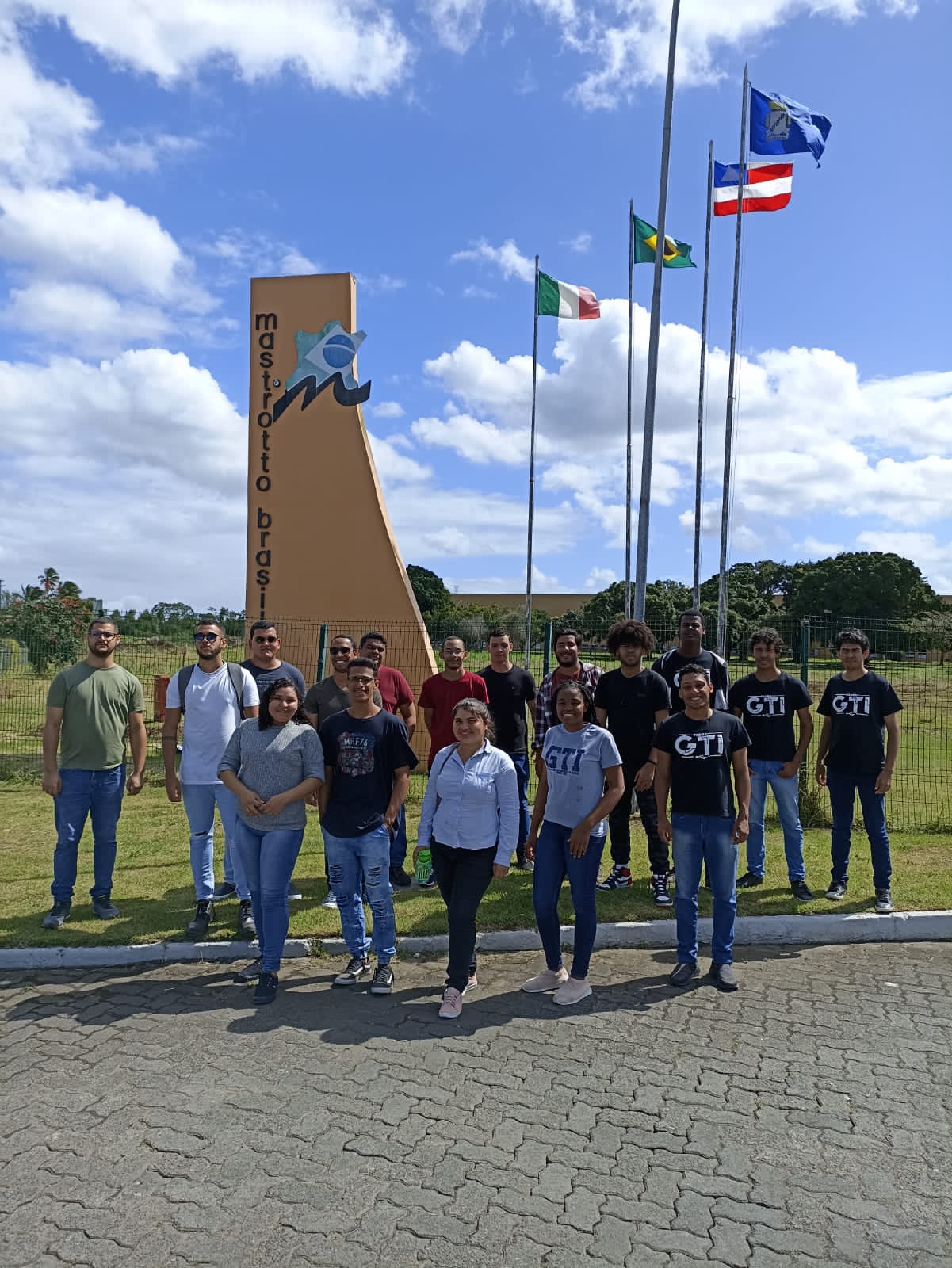 Estudantes da Fadba visitam empresa multinacional em aula prática