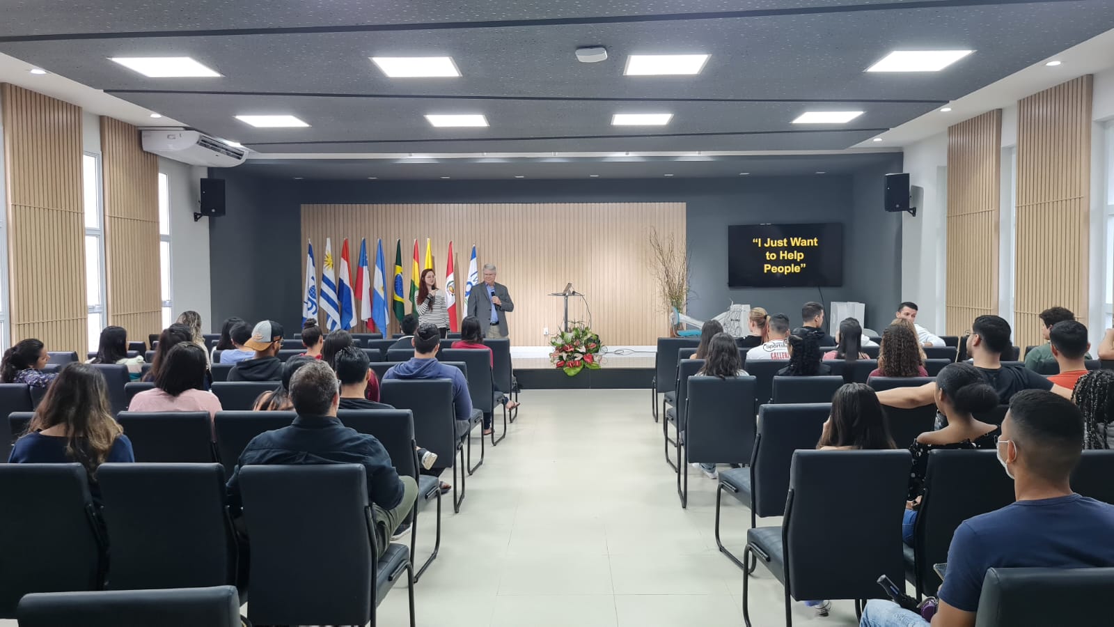 Estudantes de odontologia da Fadba participam de aulas especiais com palestrante de renome internacional
